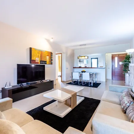 Coolhouses Algarve, 2 Bed Elegant Flat, Private Pool & Garden, Facilities, Mar Da 19 Luz