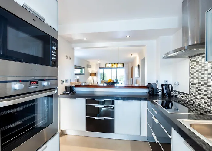 Апартаменты Coolhouses Algarve, 2 Bed Elegant Flat, Private Pool & Garden, Facilities, Mar Da 19 Praia Da Luz